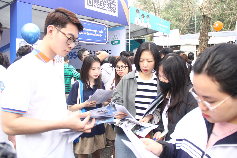 Học sinh, phụ huynh tham dự ngày hội tư vấn tuyển sinh, hướng nghiệp năm 2024 tại ĐH Bách khoa Hà Nội. Ảnh: Sỹ Điền Học sinh, phụ huynh tham dự ngày hội tư vấn tuyển sinh, hướng nghiệp năm 2024 tại ĐH Bách khoa Hà Nội. Ảnh: Sỹ Điền