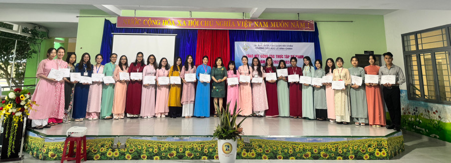 Trường Tiểu học Lê Đình Chinh trao giấy chứng nhận tốt nghiệp cho sinh viên thực tập năm học 2023 - 2024. Ảnh: NTCC Trường Tiểu học Lê Đình Chinh trao giấy chứng nhận tốt nghiệp cho sinh viên thực tập năm học 2023 - 2024. Ảnh: NTCC