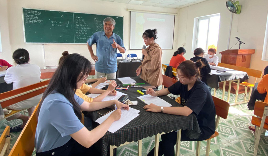 Sinh viên sư phạm (Khoa Luật và Sư phạm, Phân hiệu ĐH Đà Nẵng tại Kon Tum) học chuyên đề Các phương pháp dạy học tích cực. Sinh viên sư phạm (Khoa Luật và Sư phạm, Phân hiệu ĐH Đà Nẵng tại Kon Tum) học chuyên đề Các phương pháp dạy học tích cực.