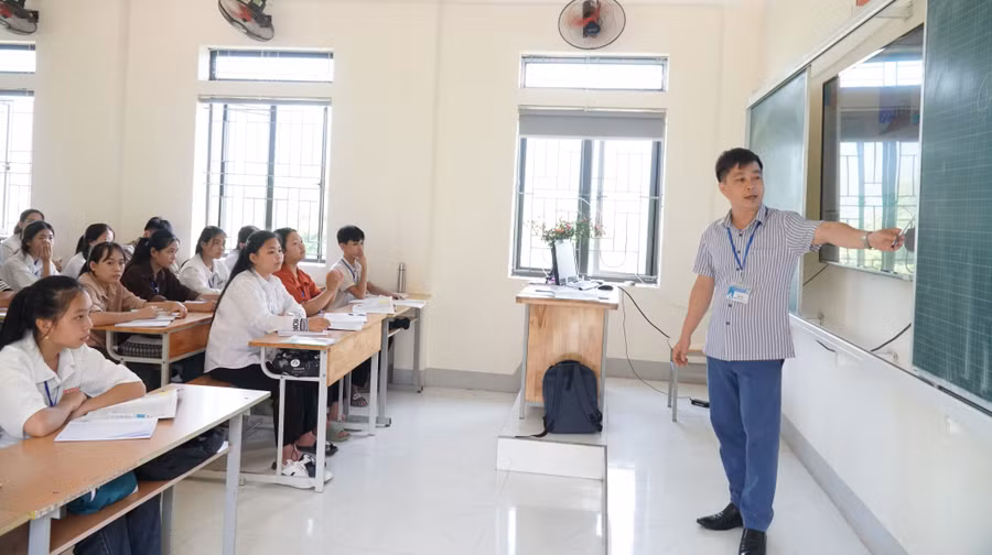 Giờ học của thầy trò Trường THPT Mường Quạ (Con Cuông, Nghệ An).