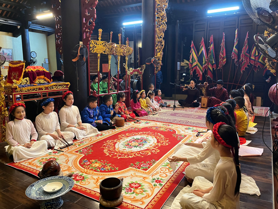 Học sinh Trường Tiểu học Nguyễn Văn Tố tham gia các hoạt động nghệ thuật dân gian tại địa phương.