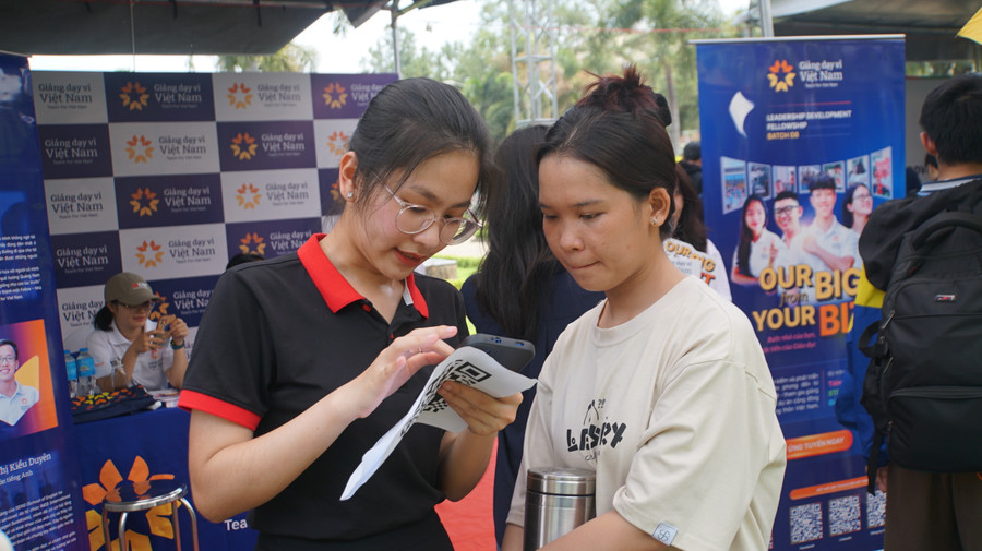 Sinh viên tìm hiểu thông tin việc làm trong ngày hội việc làm Trường Đại học Khoa học Tự nhiên, Đại học Quốc gia TPHCM, tháng 5/2024. Ảnh: Mạnh Tùng Sinh viên tìm hiểu thông tin việc làm trong ngày hội việc làm Trường Đại học Khoa học Tự nhiên, Đại học Quốc gia TPHCM, tháng 5/2024. Ảnh: Mạnh Tùng