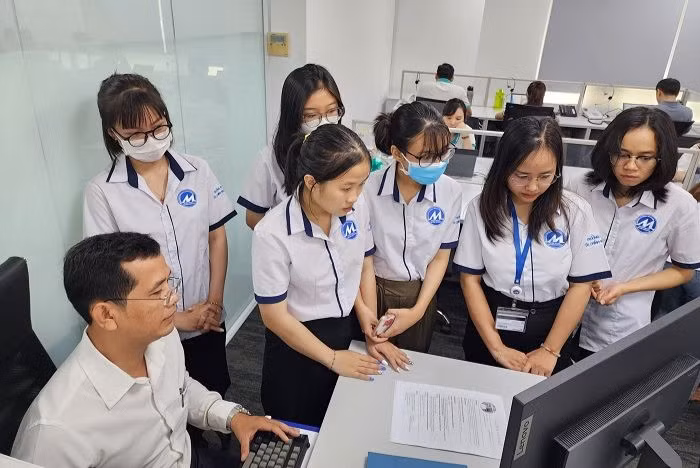 Sinh viên Trường Đại học Tài chính - Marketing thực tập tại doanh nghiệp. Ảnh: UFM
