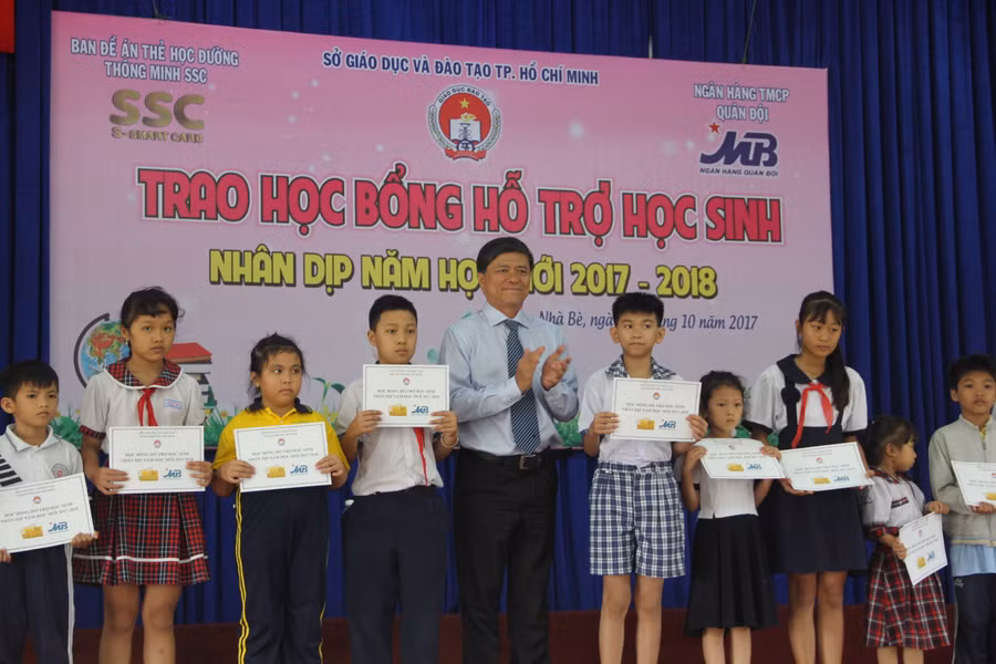 Ông Nguyễn Văn Hiếu, Phó GĐ Sở GD&ĐT TPHCM trao học bổng cho học sinh 