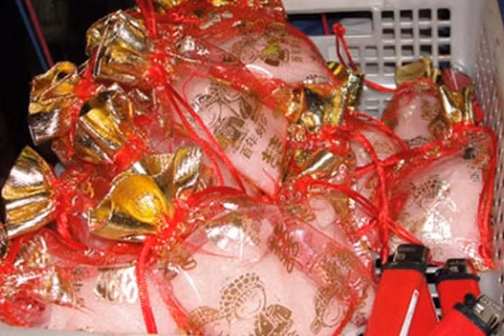 Doanh nhân thường mua gì cầu may đầu năm?