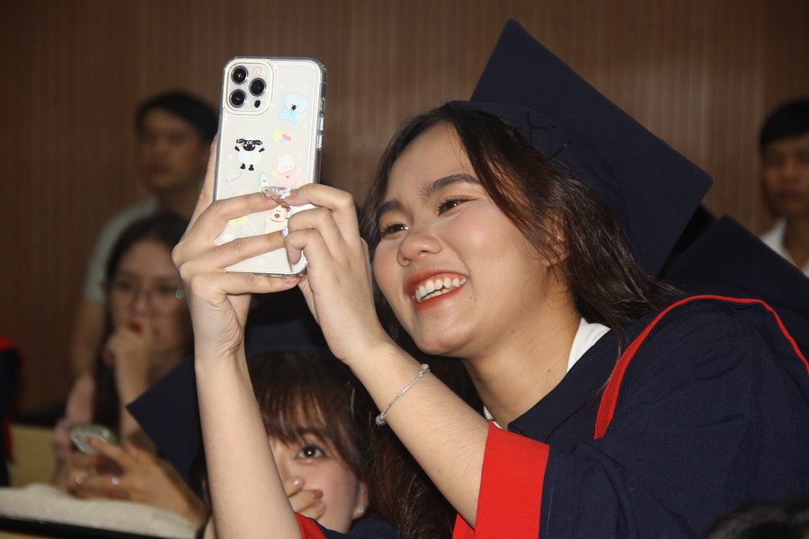 Sinh viên Học viện Tài chính trong ngày nhận bằng tốt nghiệp. Ảnh: TG Sinh viên Học viện Tài chính trong ngày nhận bằng tốt nghiệp. Ảnh: TG