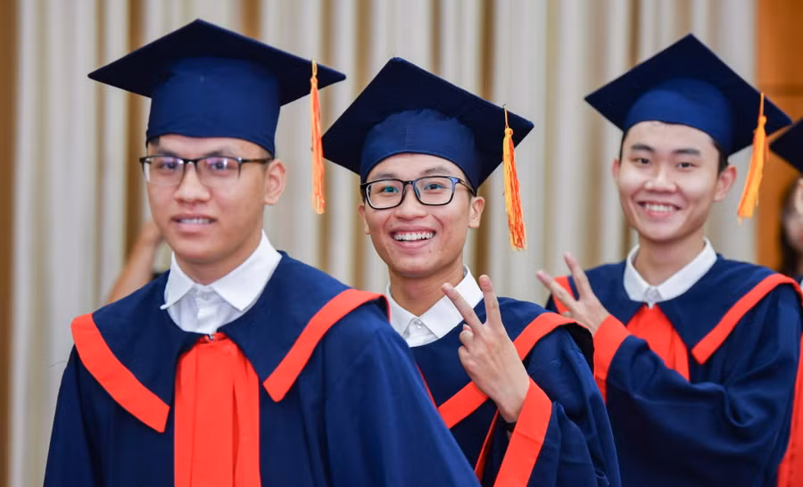 Tân cử nhân, kỹ sư ĐH Bách khoa Hà Nội trong ngày nhận bằng tốt nghiệp hồi tháng 10/2023. Ảnh: CCPR/HUST