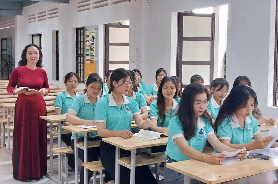 Cô Nguyễn Thị Phong Lê - Trường ĐH Khánh Hòa và sinh viên trong giờ học. Ảnh: NVCC