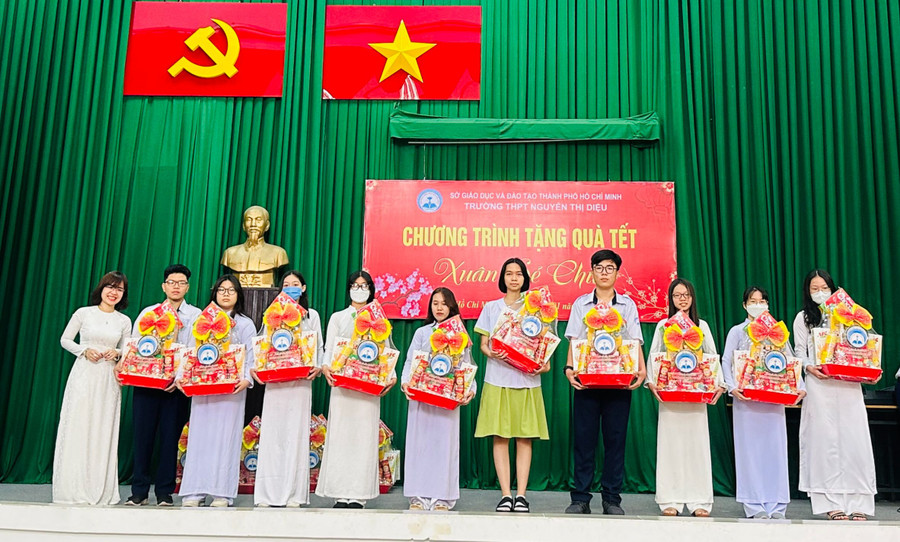 Trường THPT Nguyễn Thị Diệu trao quà Tết cho học sinh có hoàn cảnh khó khăn. Ảnh: Minh Nguyễn Trường THPT Nguyễn Thị Diệu trao quà Tết cho học sinh có hoàn cảnh khó khăn. Ảnh: Minh Nguyễn