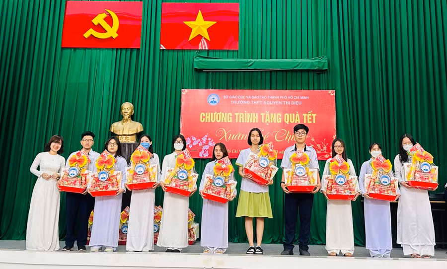 Trường THPT Nguyễn Thị Diệu trao quà Tết cho học sinh có hoàn cảnh khó khăn. Ảnh: Minh Nguyễn