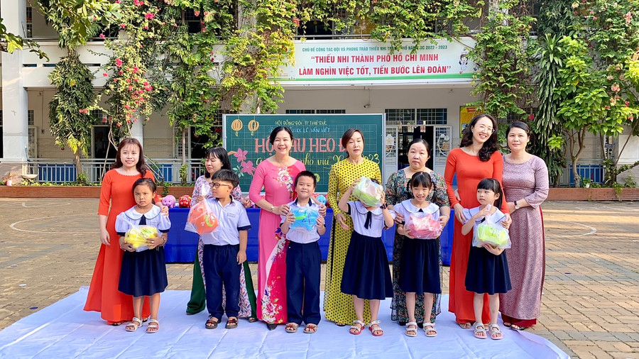 Hội thu heo đất của Trường Tiểu học Lê Văn Việt. Ảnh: Ngọc Văn Hội thu heo đất của Trường Tiểu học Lê Văn Việt. Ảnh: Ngọc Văn