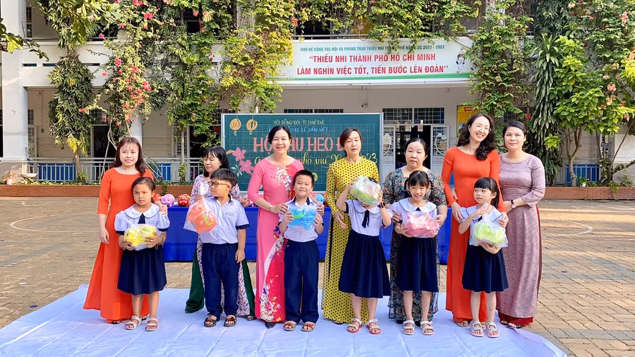 Hội thu heo đất của Trường Tiểu học Lê Văn Việt. Ảnh: Ngọc Văn