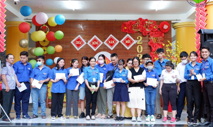 Học sinh Trường Phổ thông Đặc biệt Nguyễn Đình Chiểu vui mừng nhận quà Tết do nhà trường vận động. Học sinh Trường Phổ thông Đặc biệt Nguyễn Đình Chiểu vui mừng nhận quà Tết do nhà trường vận động.