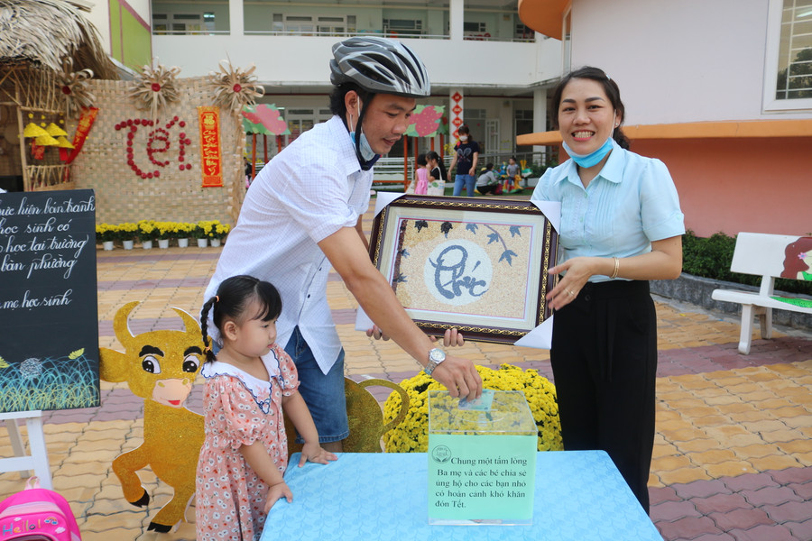 Phụ huynh Trường Mầm non Phú Mỹ mua tranh ủng hộ quỹ để giúp đỡ học sinh hoàn cảnh khó khăn và người vô gia cư. Ảnh: Bảo Phạm Phụ huynh Trường Mầm non Phú Mỹ mua tranh ủng hộ quỹ để giúp đỡ học sinh hoàn cảnh khó khăn và người vô gia cư. Ảnh: Bảo Phạm