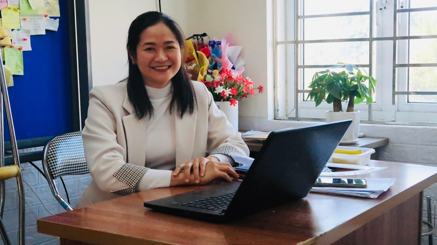 Cô Hảo trong giờ dạy. Cô Hảo trong giờ dạy.