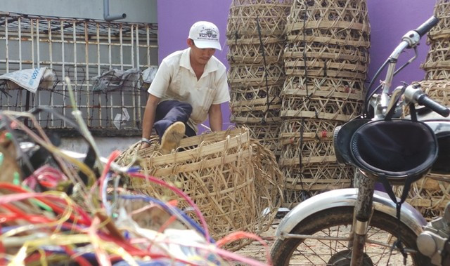 Hàng ngày anh Hiệp sửa sọt tại chợ nông sản Hóc Môn Hàng ngày anh Hiệp sửa sọt tại chợ nông sản Hóc Môn