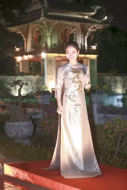 Hoa hậu Dân tộc 2013 mặt mộc đi thử áo dài ảnh 7