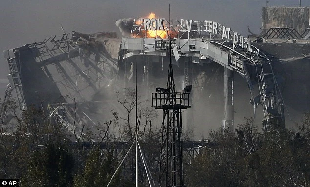 Ukraine: Sốc với hình ảnh sân bay Donetsk tan tành