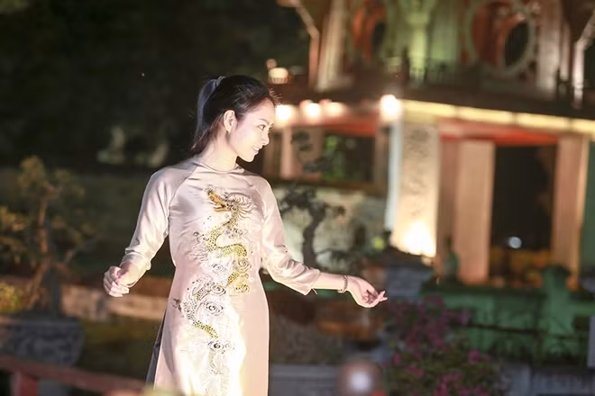 Hoa hậu Dân tộc 2013 mặt mộc đi thử áo dài ảnh 6