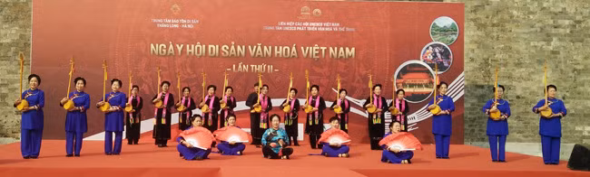 Các nghệ nhân của Đoàn Nghệ thuật hát Then, Đồng Đăng, Lạng Sơn trình diễn Thực hành Then tại Hoàng thành Thăng Long – Hà Nội. Ảnh: Hà Thái
