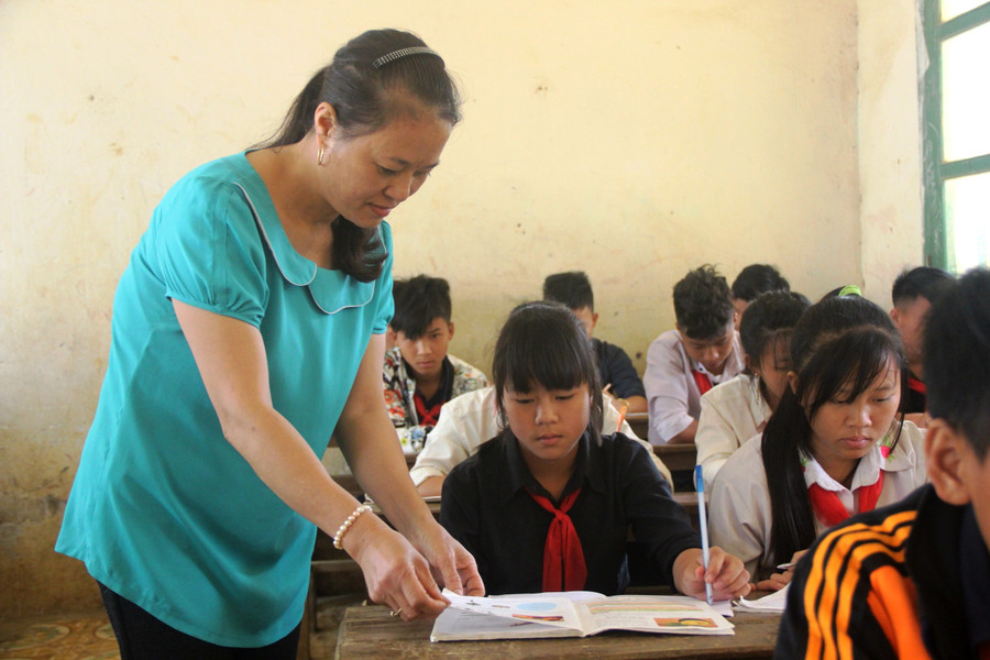 Cô Mai Thị Lâm, Trường PTDT BT THCS Trung Lý (Mường Lát, Thanh Hóa) vẫn chờ ngày được về xuôi