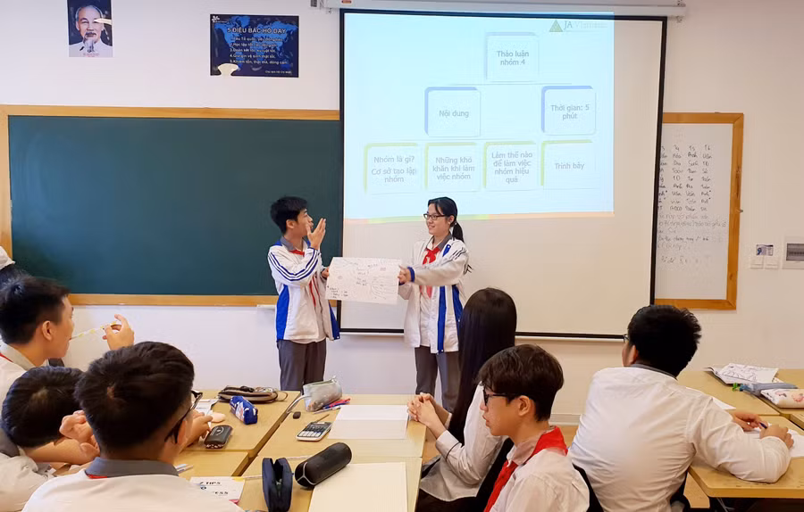 Học sinh Trường THCS-THPT Ban Mai, Hà Đông, Hà Nội thuyết trình trong giờ học.