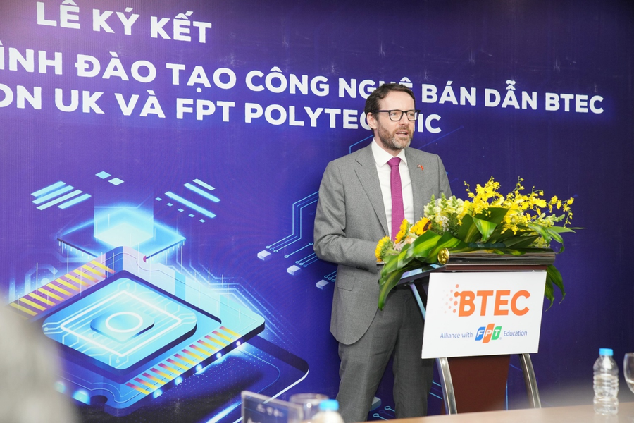 Ông Iain Frew, Đại sứ Anh tại Việt Nam tin tưởng việc hợp tác này là cột mốc quan trọng trong quan hệ đối tác giáo dục giữa 2 nước. Ông Iain Frew, Đại sứ Anh tại Việt Nam tin tưởng việc hợp tác này là cột mốc quan trọng trong quan hệ đối tác giáo dục giữa 2 nước.