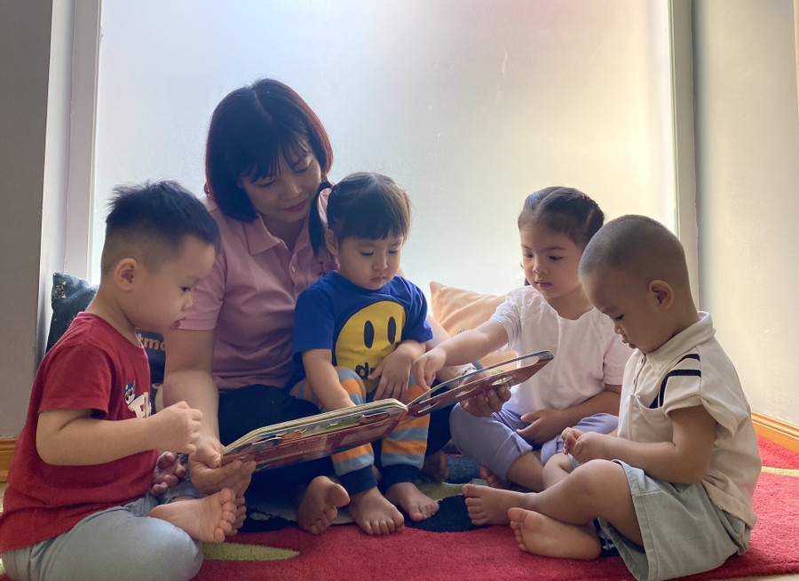 Cô Hoàng Thị Ngân và trẻ Trường mầm non Sakura Montessori (Hà Nội).