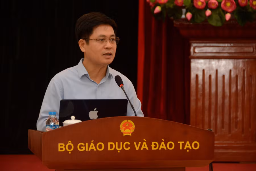 Vụ trưởng Vụ Giáo dục Trung học Nguyễn Xuân Thành phát biểu tại hội thảo.