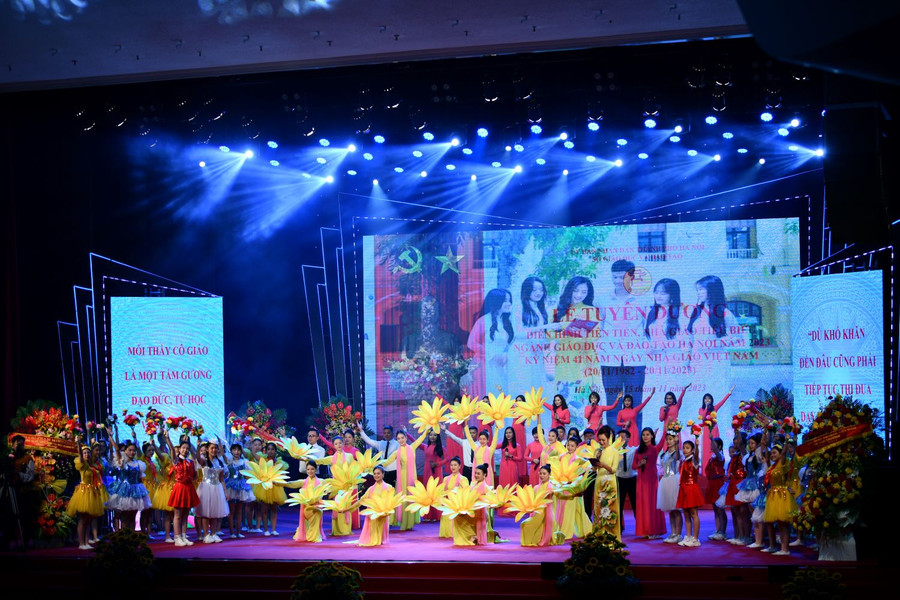 Văn nghệ chào mừng buổi lễ.