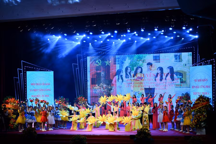 Văn nghệ chào mừng buổi lễ.