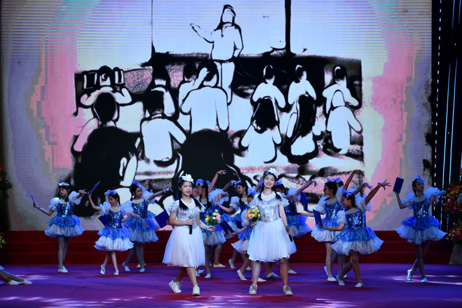 Văn nghệ chào mừng buổi lễ.