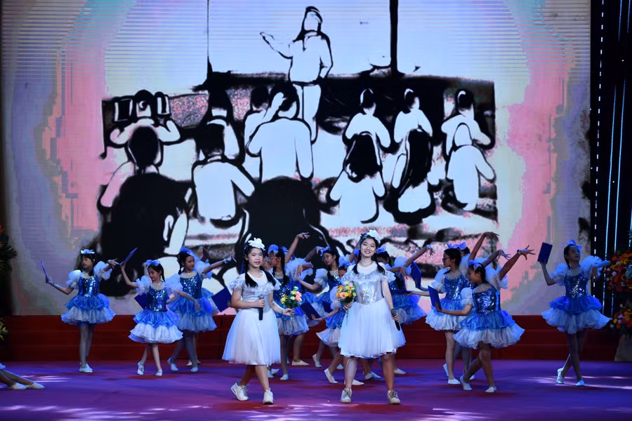 Văn nghệ chào mừng buổi lễ.