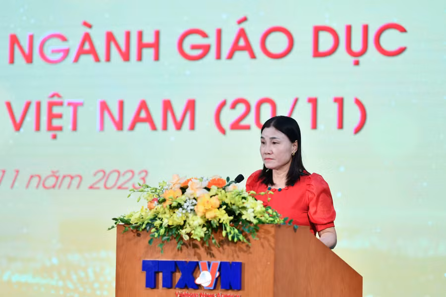 Cô Hoàng Thị Thưu chia sẻ tại buổi gặp mặt.