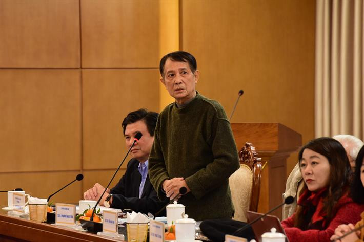 TSKH Phạm Đỗ Nhật Tiến phát biểu tại một tọa đàm về giáo dục.