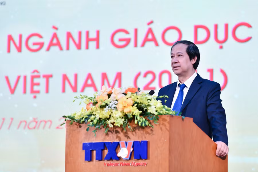 Bộ trưởng Nguyễn Kim Sơn phát biểu tại Chương trình gặp mặt, tri ân cán bộ đang công tác trong ngành Giáo dục nhân ngày Nhà giáo Việt Nam.