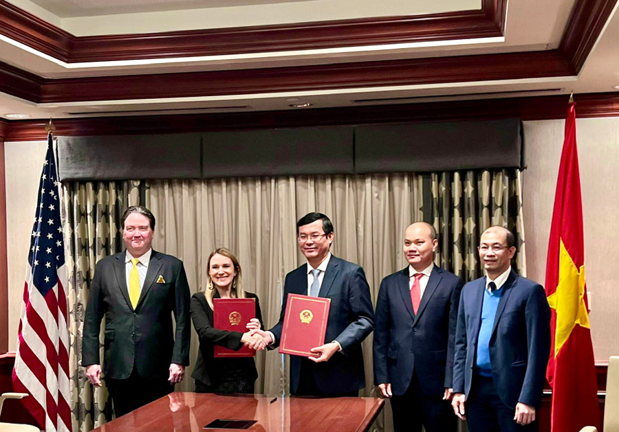 Thứ trưởng Bộ GD&ĐT Nguyễn Văn Phúc thay mặt Bộ GD&ĐT Việt Nam ký Bản ghi nhớ hợp tác về giáo dục và đào tạo với Bộ Ngoại giao Hoa Kỳ. Thứ trưởng Bộ GD&ĐT Nguyễn Văn Phúc thay mặt Bộ GD&ĐT Việt Nam ký Bản ghi nhớ hợp tác về giáo dục và đào tạo với Bộ Ngoại giao Hoa Kỳ.