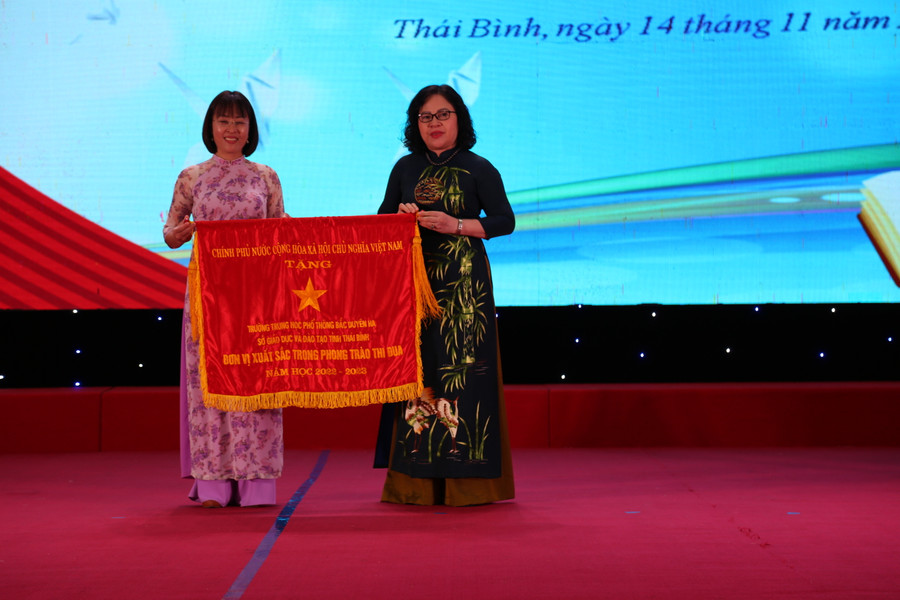 Thứ trưởng Bộ GD&amp;ĐT Ngô Thị Minh trao Cờ thi đua của Chính phủ cho đại diện Trường THPT Bắc Duyên Hà.