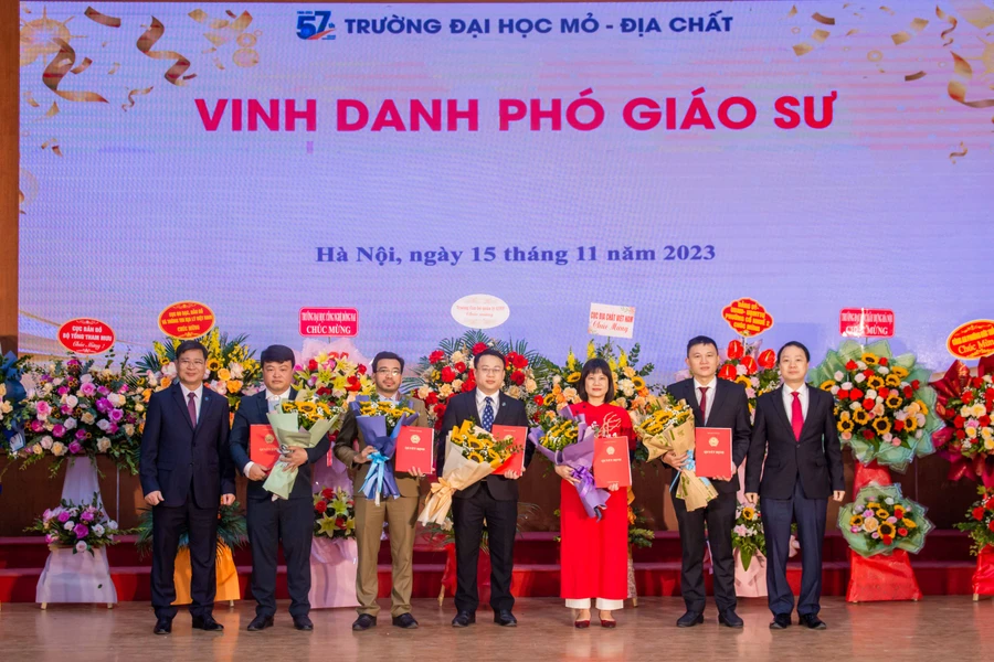 Trường Đại học Mỏ - Địa chất vinh danh các nhà giáo được công nhận chức danh phó giáo sư năm 2022.