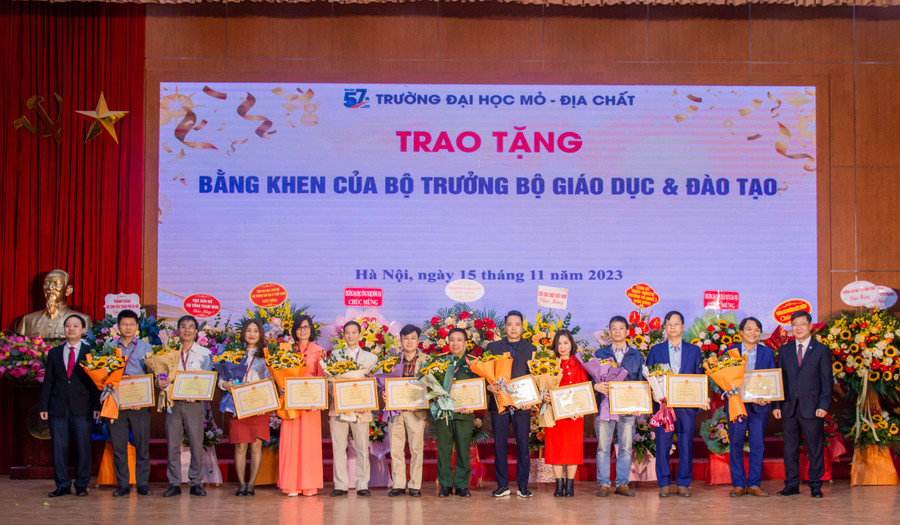 Trường Đại học Mỏ - Địa chất vinh danh các nhà giáo được trao tặng Bằng khen của Bộ trưởng Bộ GD&ĐT. Trường Đại học Mỏ - Địa chất vinh danh các nhà giáo được trao tặng Bằng khen của Bộ trưởng Bộ GD&ĐT.