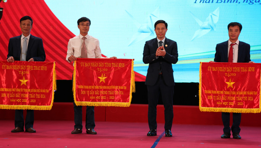 Ông Lại Văn Hoàn, Phó Chủ tịch UBND tỉnh Thái Bình trao cờ của UBND tỉnh cho các tập thể có thành tích xuất sắc trong phong trào thi đua năm học 2022-2023.