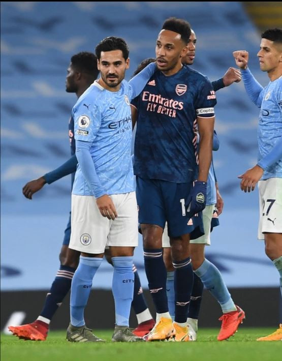 Aubameyang và Gundogan được nhìn thấy “tay bắt mặt mừng” sau tiếng còi mãn cuộc. Aubameyang và Gundogan được nhìn thấy “tay bắt mặt mừng” sau tiếng còi mãn cuộc.