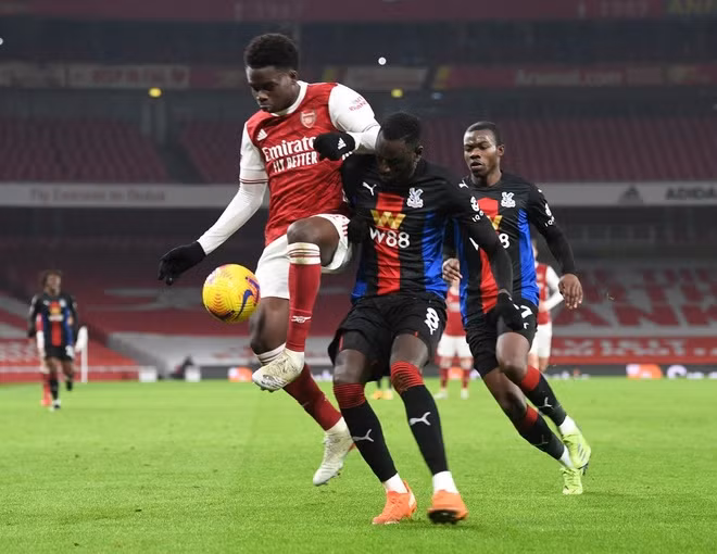 Trong phần còn lại của trận đấu, Arsenal kiểm soát bóng áp đảo. Có thời điểm, "Pháo thủ" cầm bóng gần 70%, nhưng Palace phòng ngự chặt chẽ với sơ đồ 4-4-2. Trung vệ Tomkins có trận đấu ấn tượng, liên tục xuất hiện đúng lúc để bảo vệ hàng thủ.