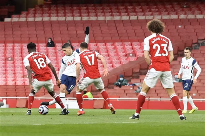 Lamela thực hiện một siêu phẩm kỹ thuật để ghi bàn cho Tottenham.