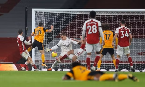 Arsenal (áo đỏ) thua muối mặt 1-2 trước Wolverhampton ngay trên sân nhà.