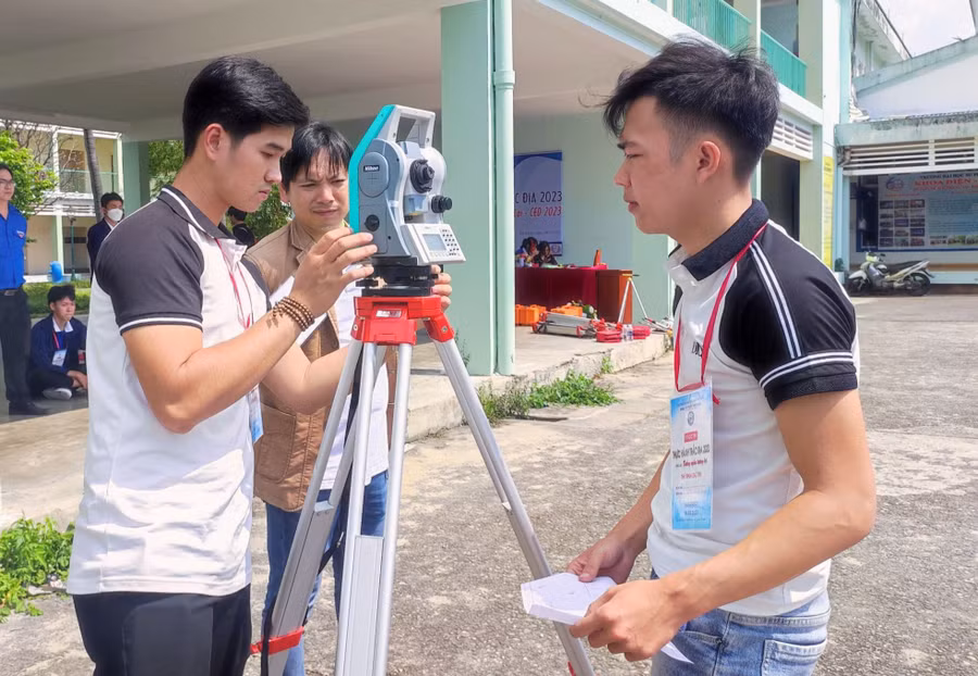 Sinh viên Trường ĐH Sư phạm Kỹ thuật, ĐH Đà Nẵng với cuộc thi thực hành trắc địa. 