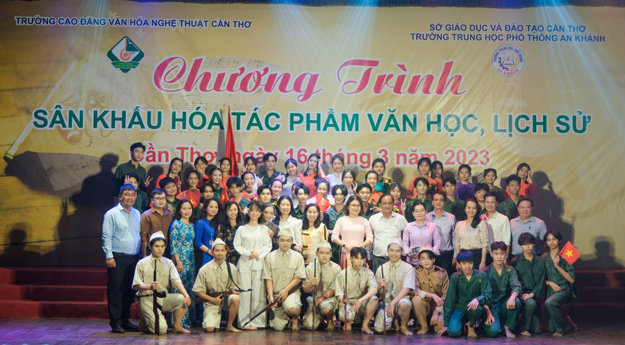 Ngành GD Cần Thơ phối hợp Trường Cao đẳng Văn hóa Nghệ thuật Cần Thơ sân khấu hoá các tác phẩm văn học, lịch sử. Ngành GD Cần Thơ phối hợp Trường Cao đẳng Văn hóa Nghệ thuật Cần Thơ sân khấu hoá các tác phẩm văn học, lịch sử.