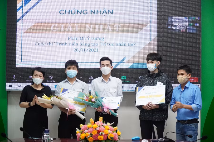 Trao giải cho nhóm học sinh đạt giải nhất phần thi ý tưởng, cuộc thi "Trình diễn sáng tạo trí tuệ nhân tạo"