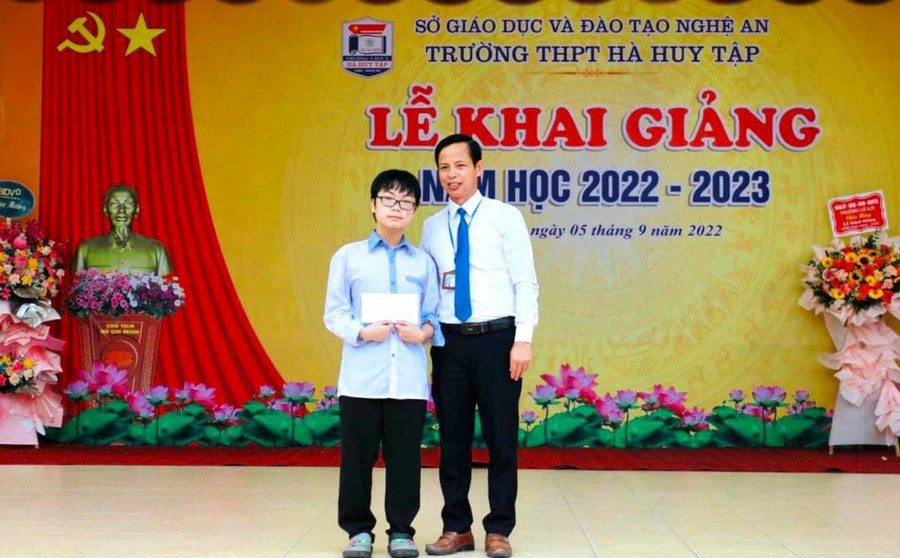Thầy Cao Thanh Bảo – Hiệu trưởng Trường THPT Hà Huy Tập khen thưởng Nhật Minh vượt nghịch cảnh đạt kết quả tốt trong học tập. Thầy Cao Thanh Bảo – Hiệu trưởng Trường THPT Hà Huy Tập khen thưởng Nhật Minh vượt nghịch cảnh đạt kết quả tốt trong học tập.