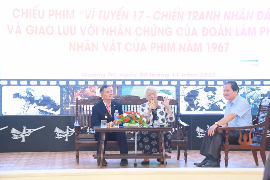 Các nhân chứng lịch sử giao lưu với học sinh và giáo viên.